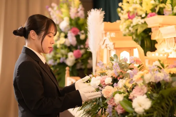 花いっぱいの祭壇でお見送り