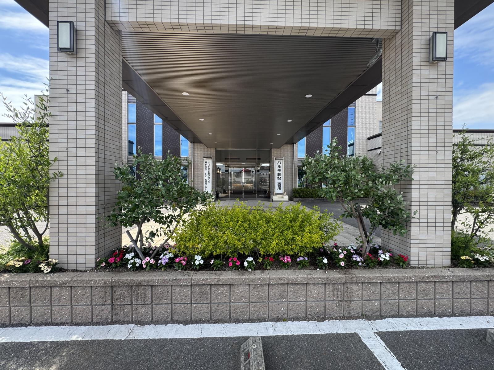 エントランスの花々が新しくなりました🌸